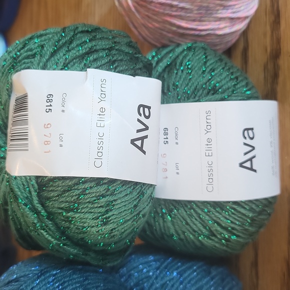 4 skiens if Ava yarn & 1 skien of Fashion pixel yarn - Picture 3 of 7